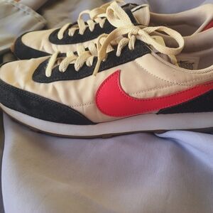 Nike Wmns Daybreak 'Siren Red' shoe with the style code CK2351-010.